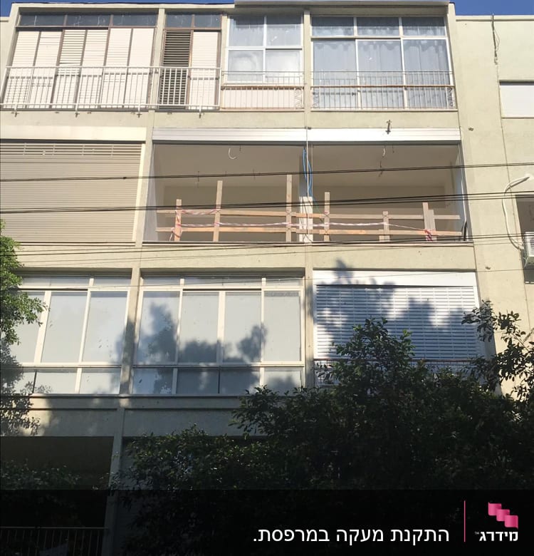 מרפסות עם מסגרות חלונות ומעקות מתכת